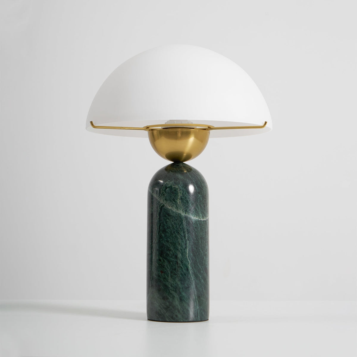 Tirixon bordslampa i alabaster