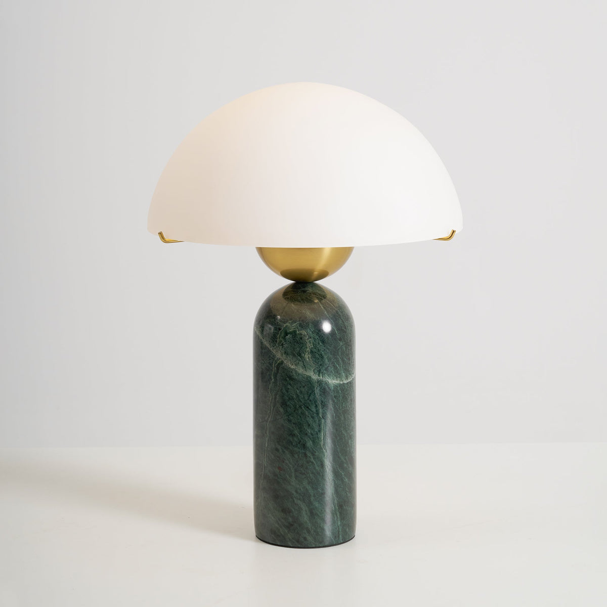 Tirixon bordslampa i alabaster