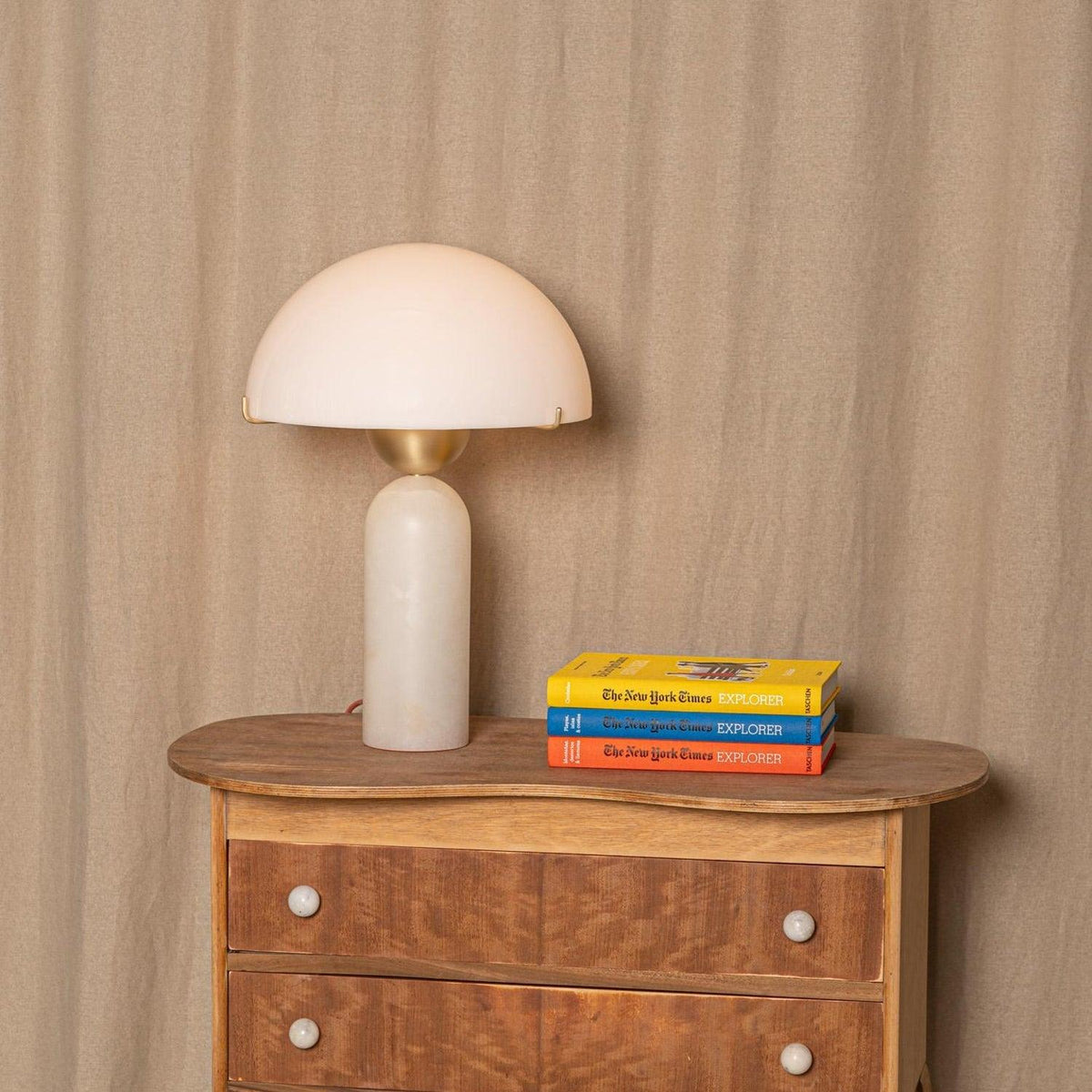 Tirixon bordslampa i alabaster