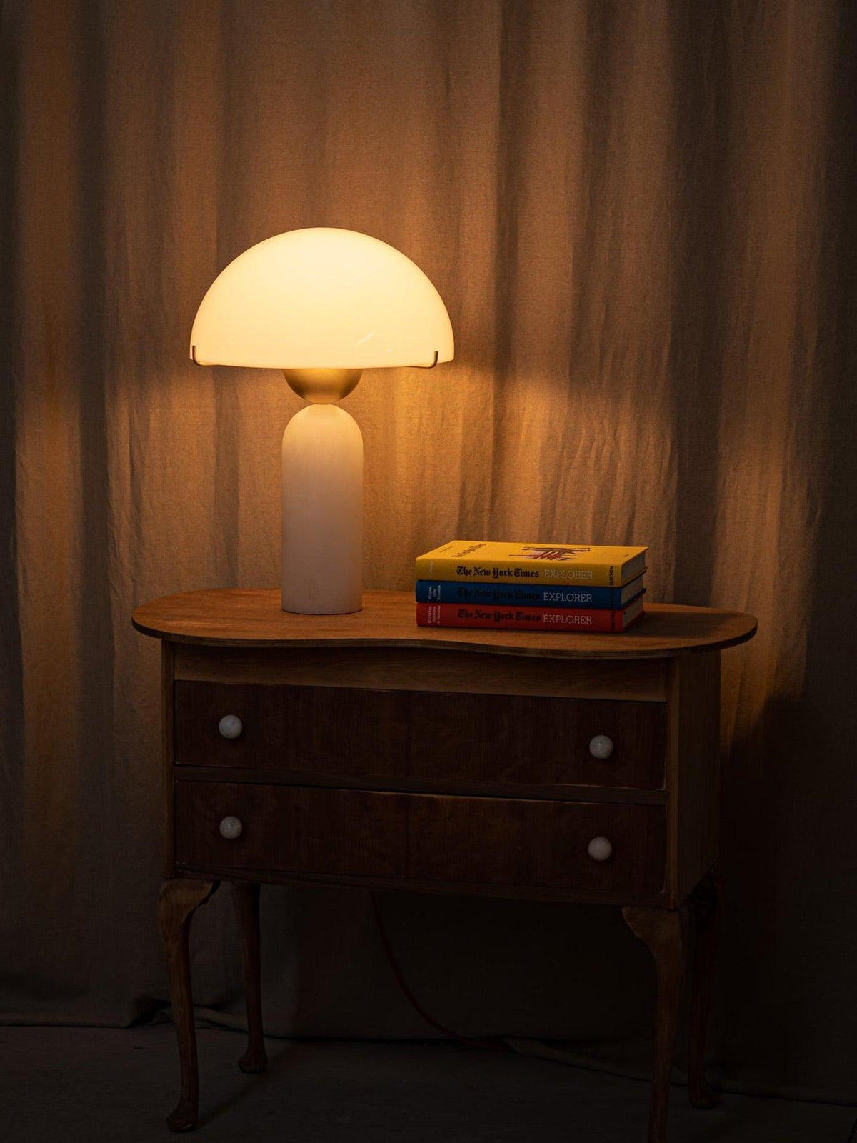 Tirixon bordslampa i alabaster