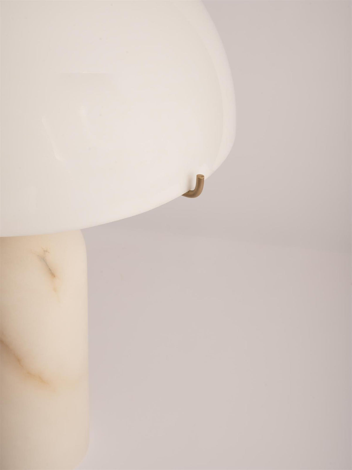 Tirixon bordslampa i alabaster