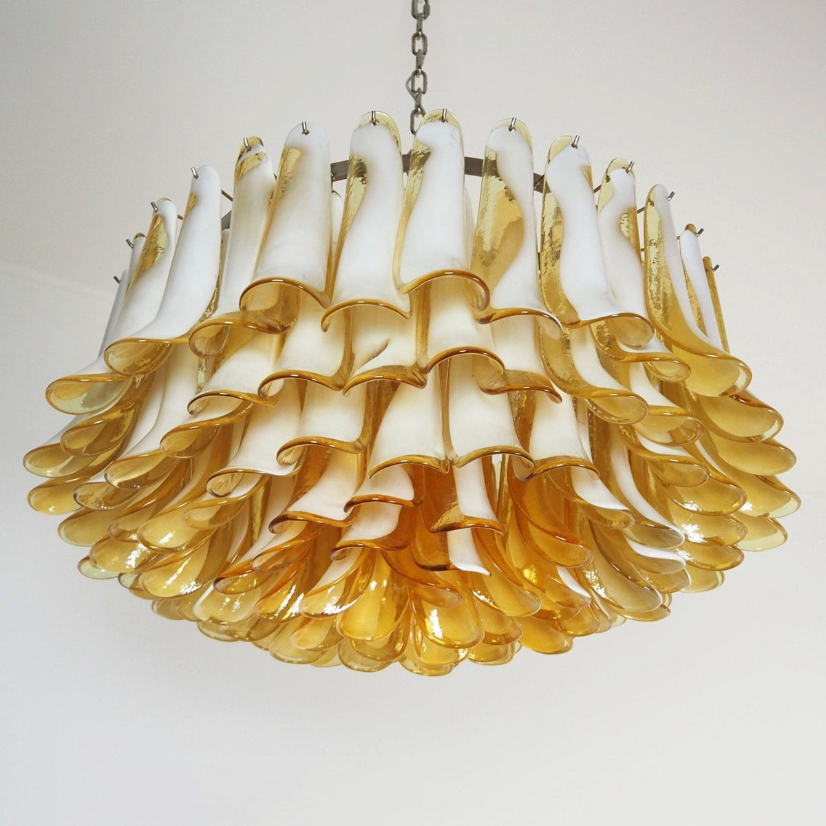 Equvel elegant lysekrone i ravfarvet Murano-glas med kronblade