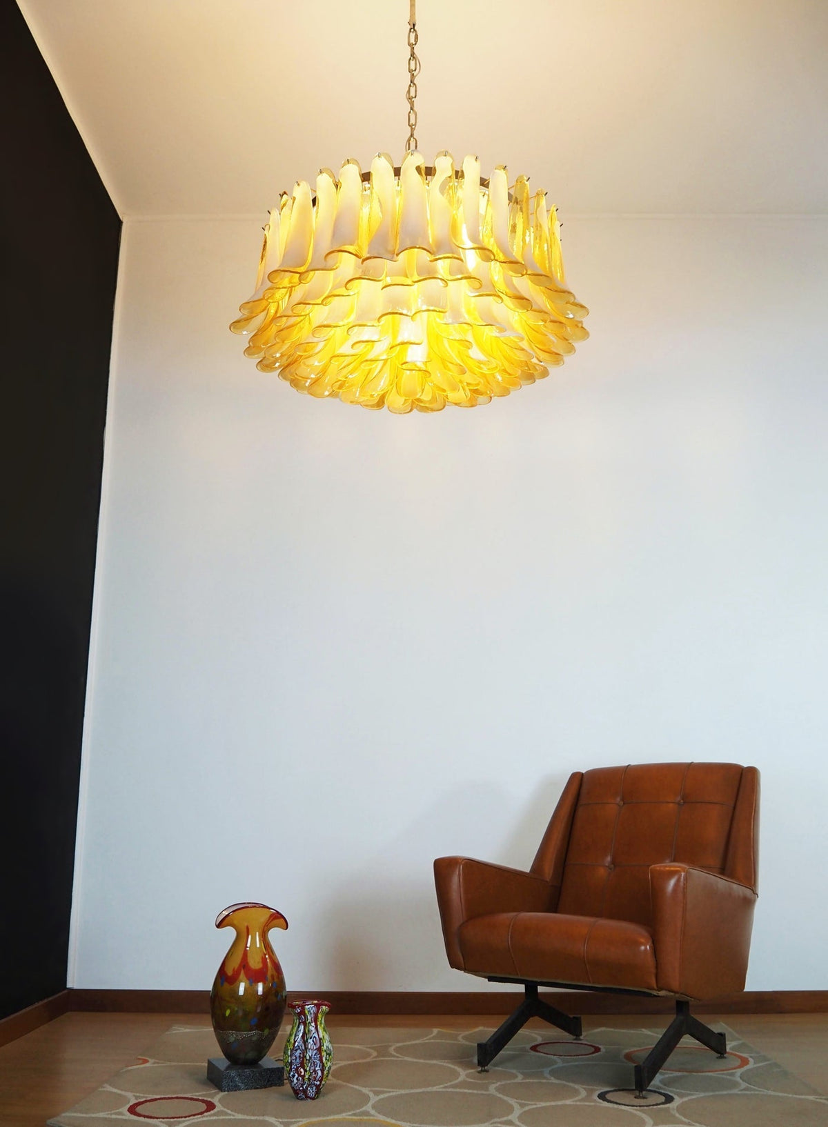 Equvel elegant lysekrone i ravfarvet Murano-glas med kronblade