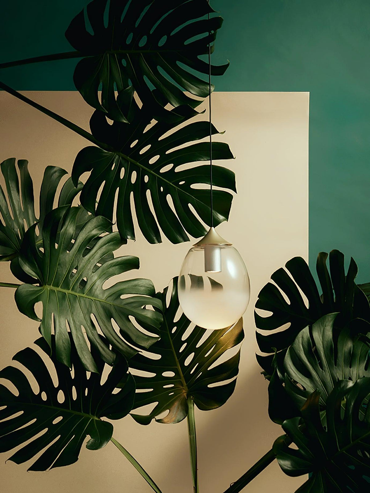 Ovoin listrænn hengilampi úr gleri