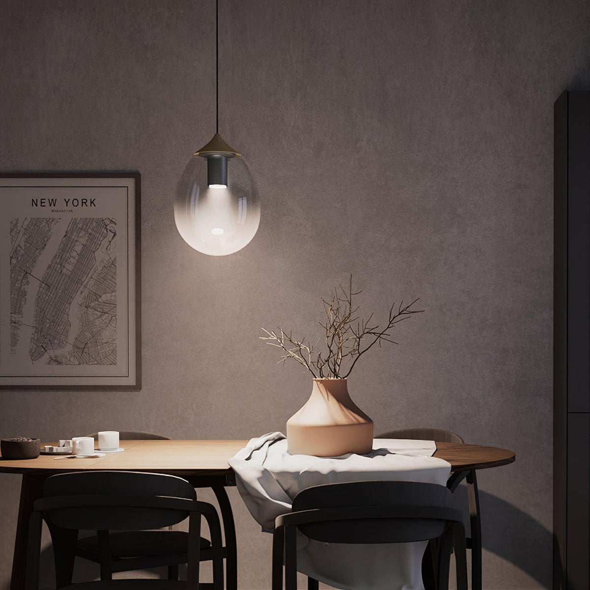Ovoin listrænn hengilampi úr gleri