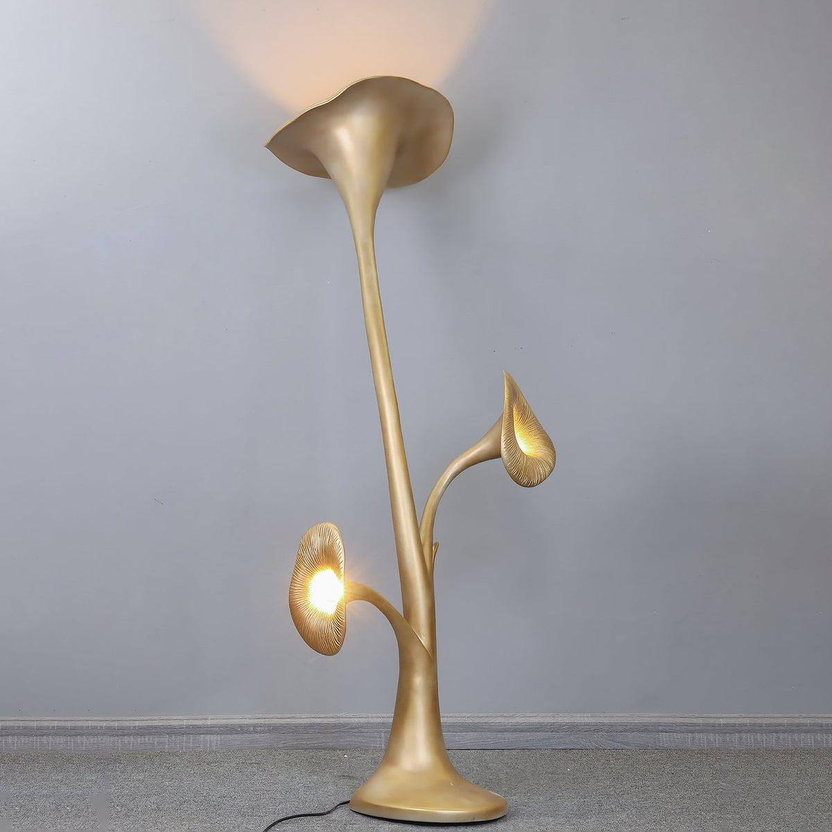 Esole skulptural blommig golvlampa i mässing
