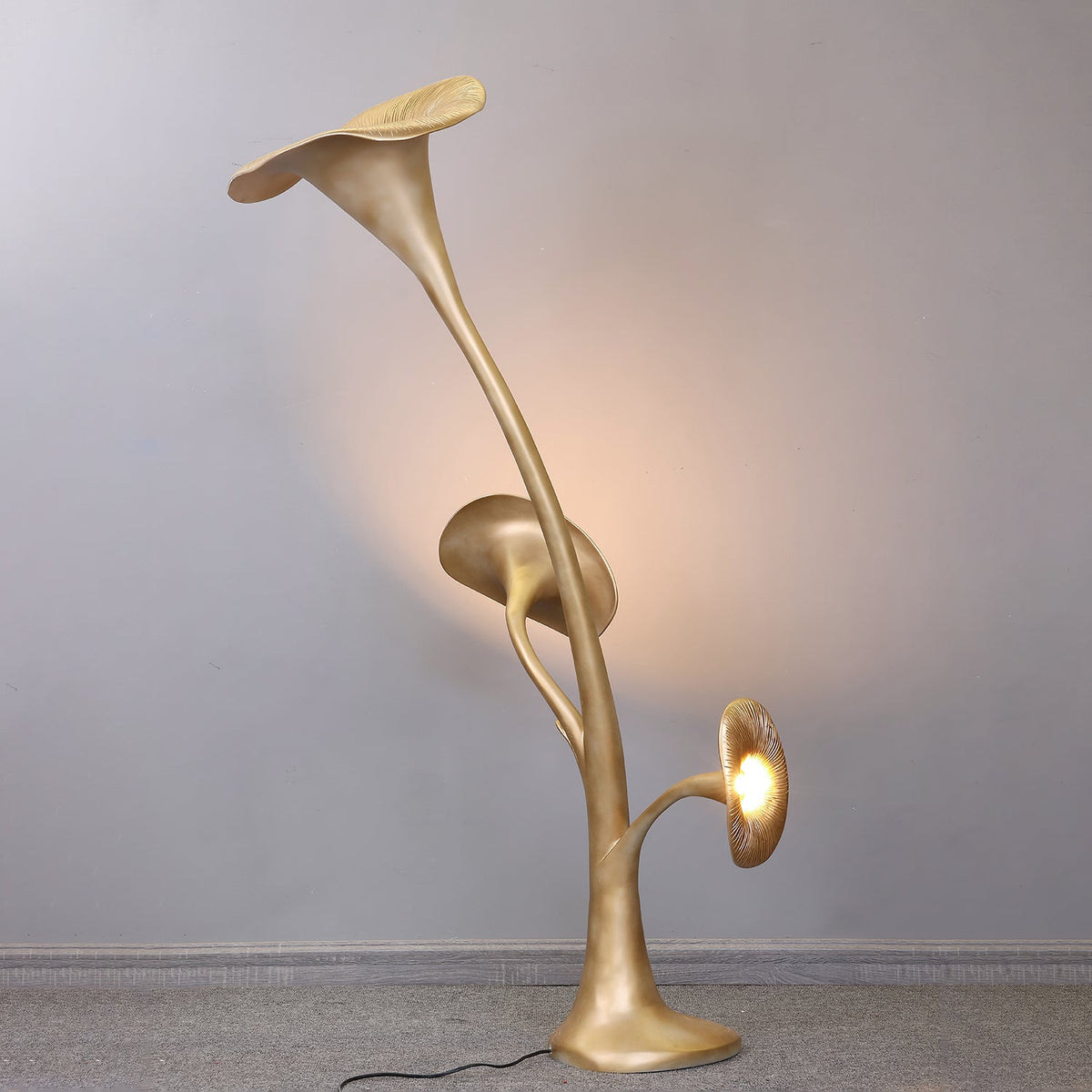 Esole skulptural blommig golvlampa i mässing