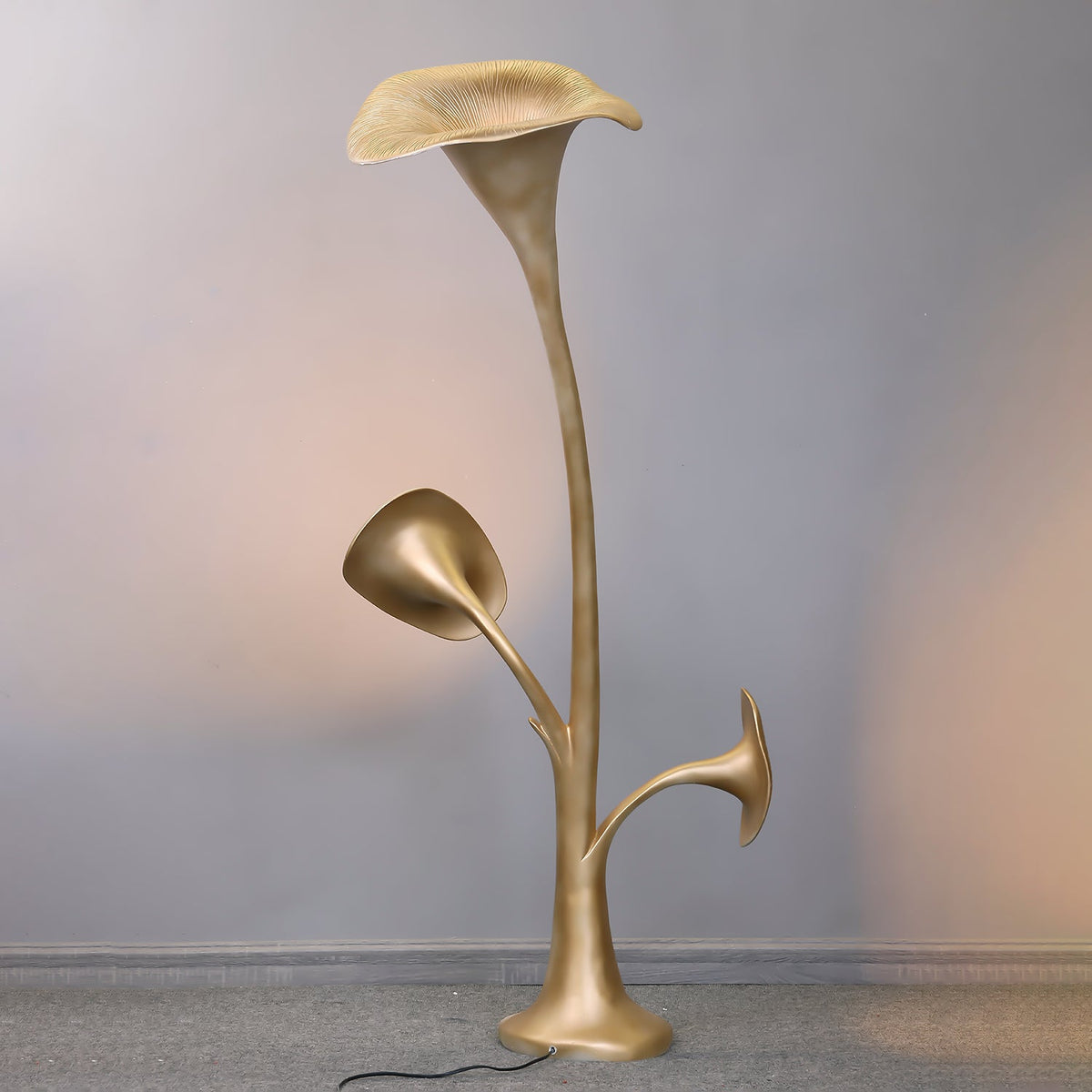 Esole skulptural blommig golvlampa i mässing