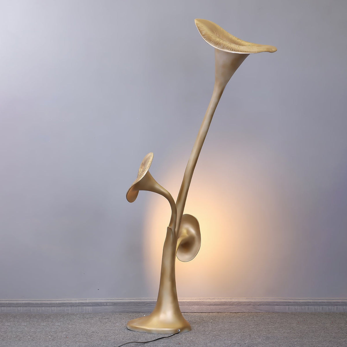 Esole skulptural blommig golvlampa i mässing