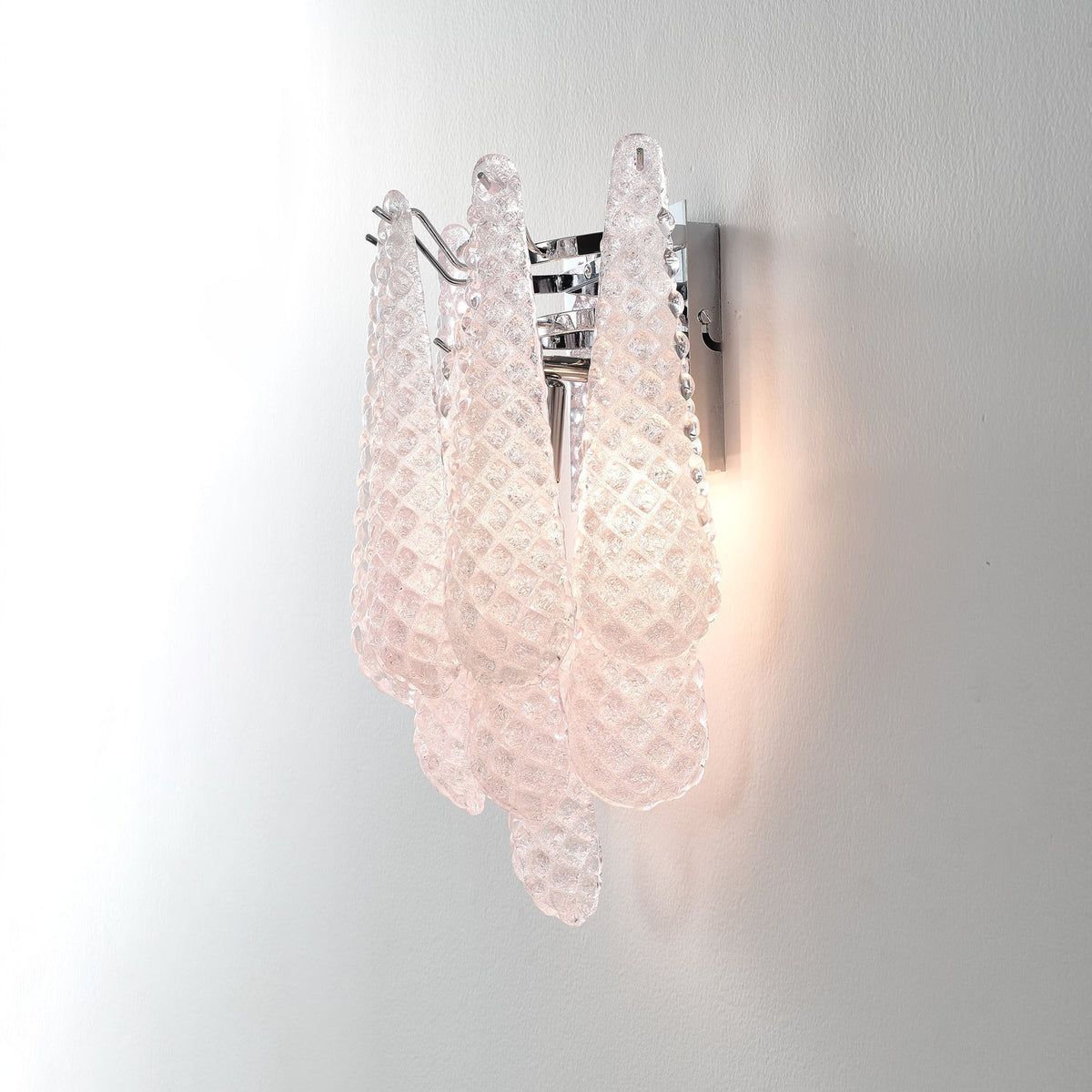 Aplique de parede moderno Eirelora em vidro cor-de-rosa com textura waffle