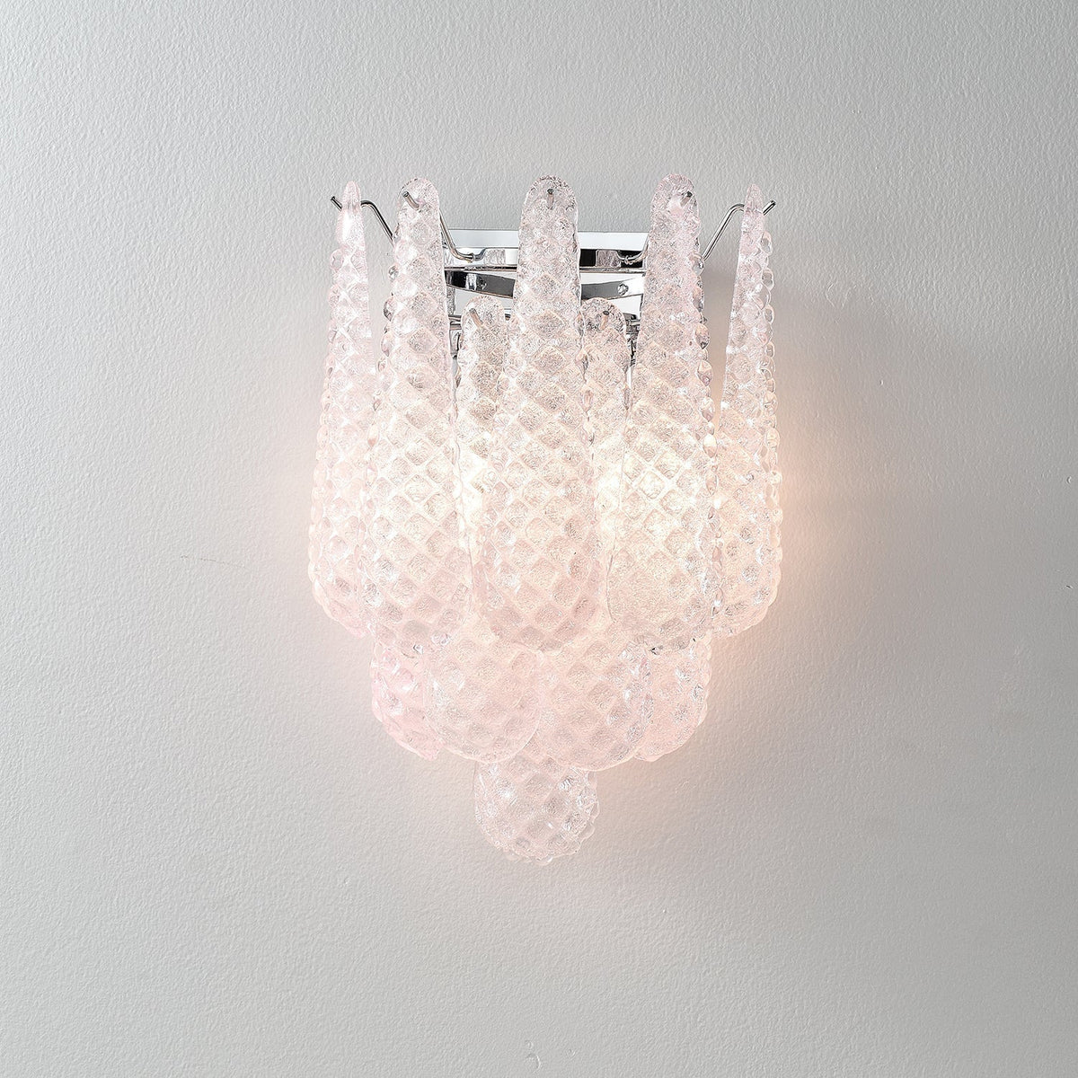Aplique de parede moderno Eirelora em vidro cor-de-rosa com textura waffle