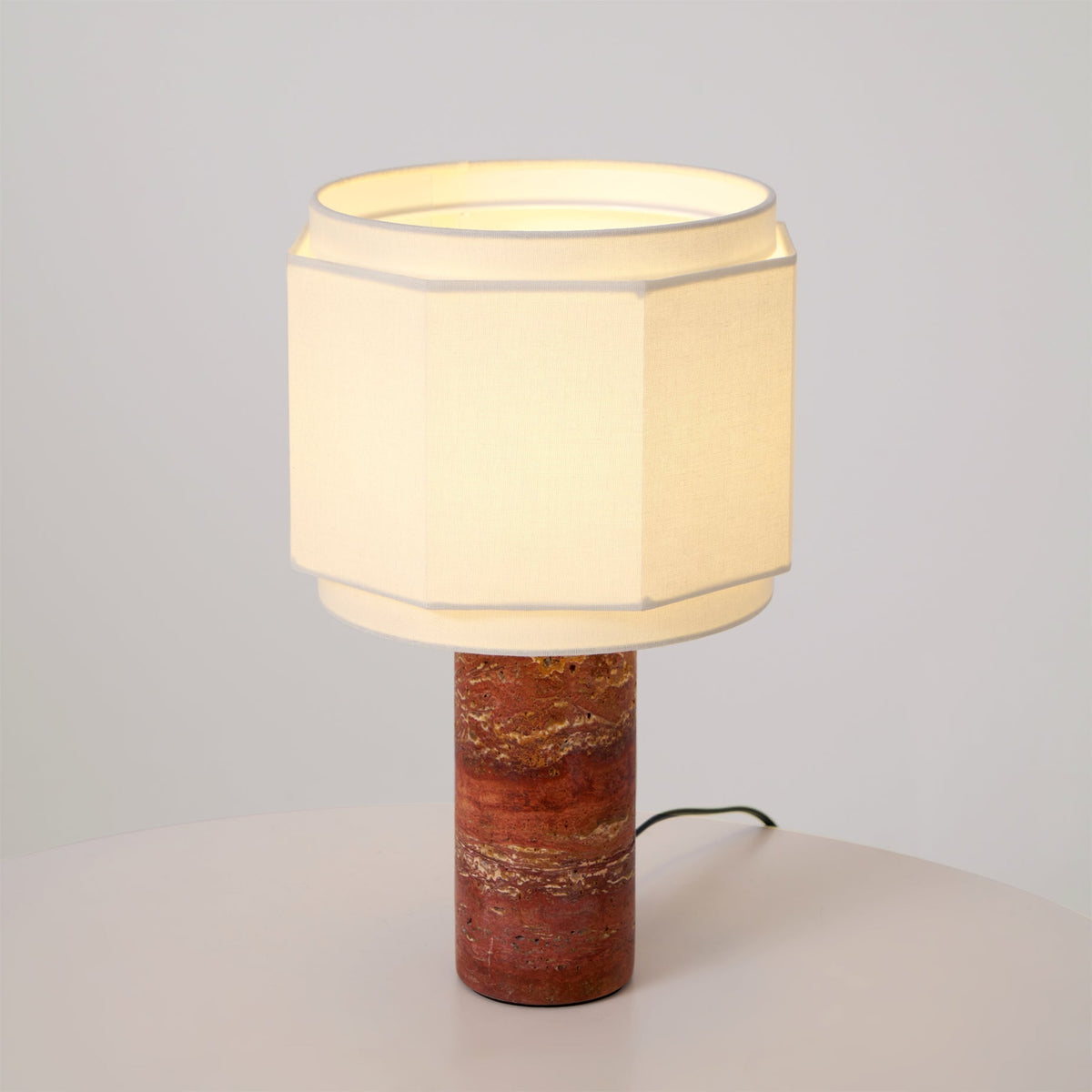 Eclipse geometrisk bordlampe i stof og marmor