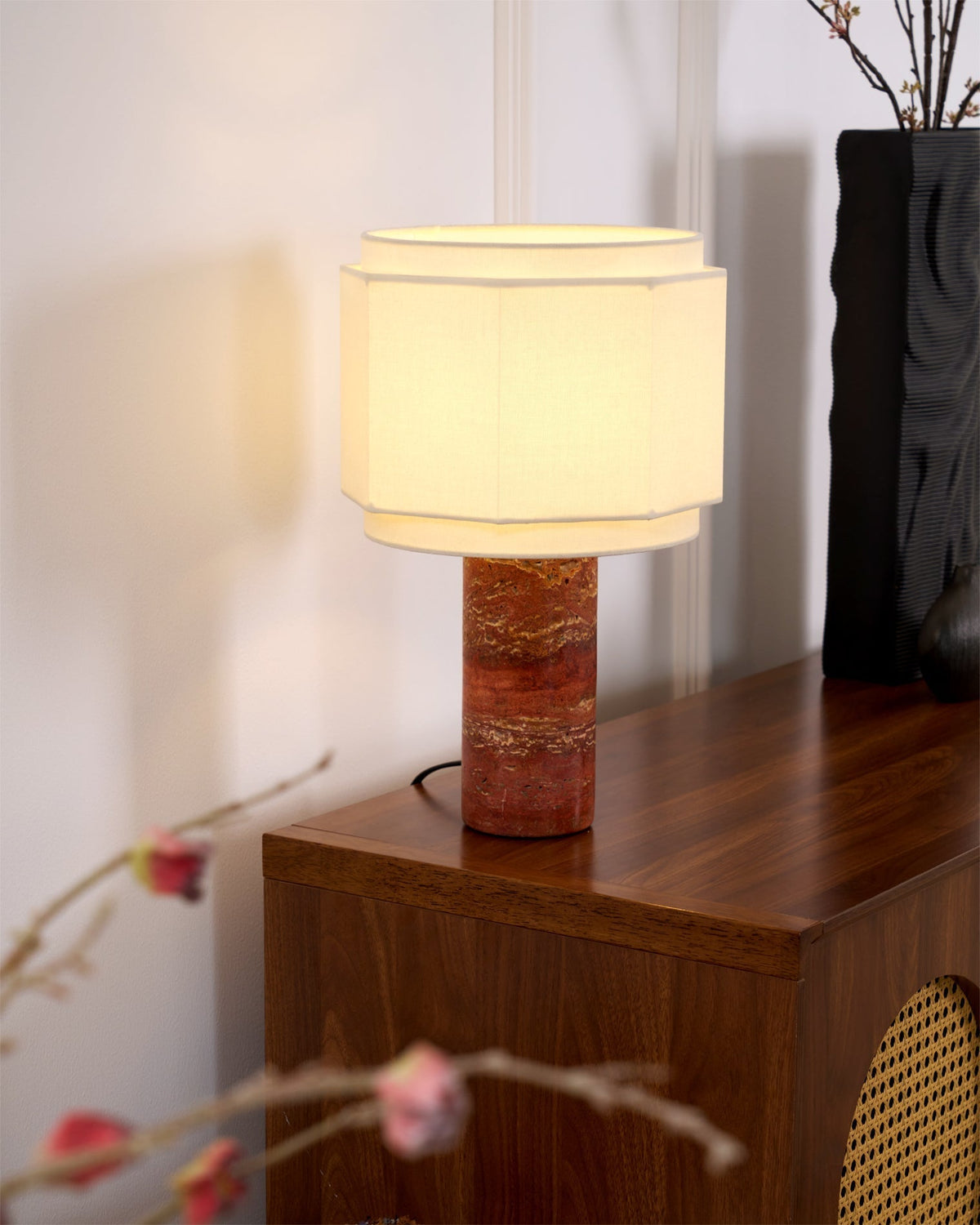 Eclipse geometrisk bordlampe i stof og marmor