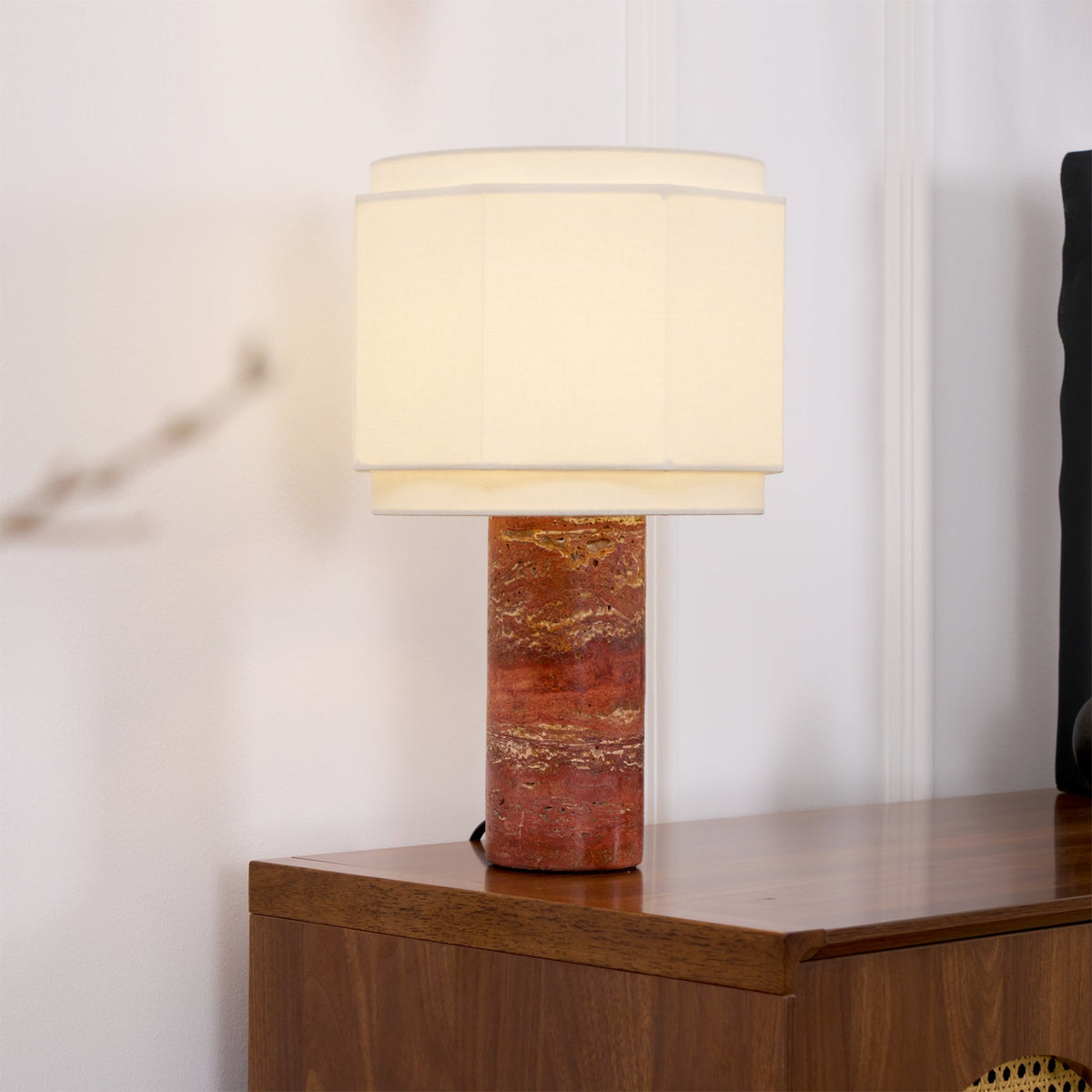 Eclipse geometrisk bordlampe i stof og marmor