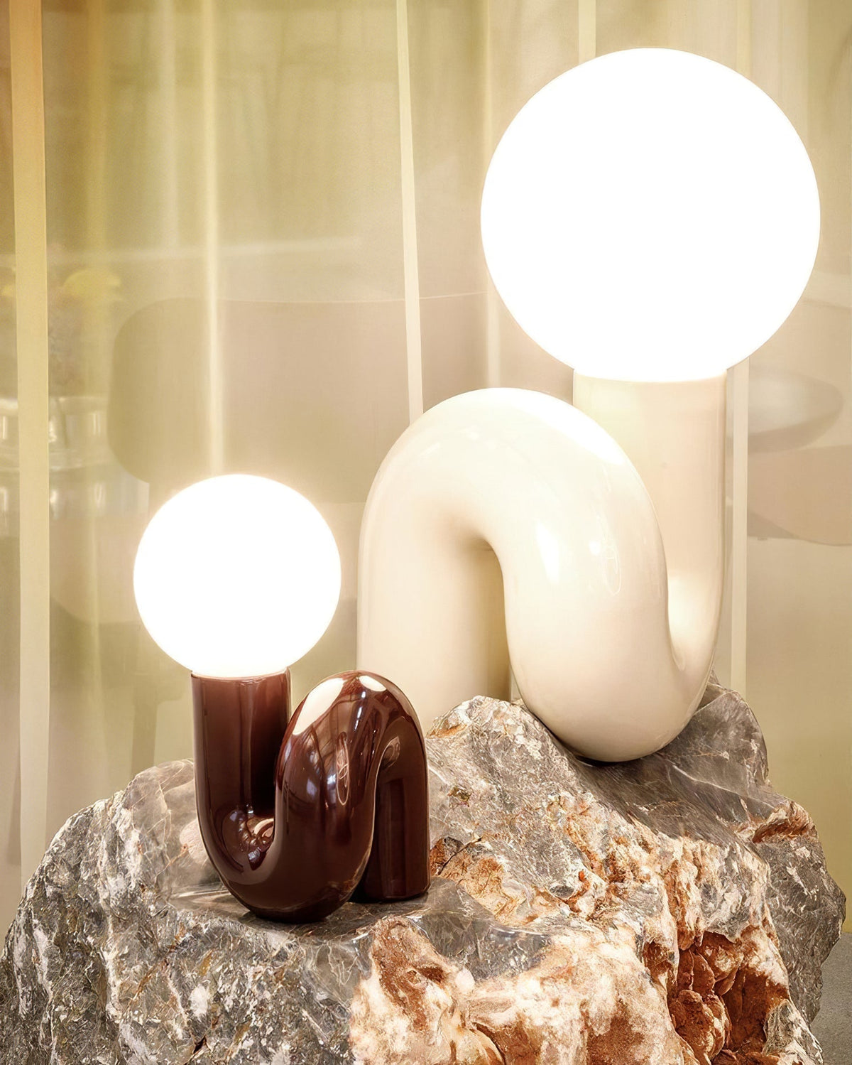 Soreeon lampa lekfull N-form helt vit