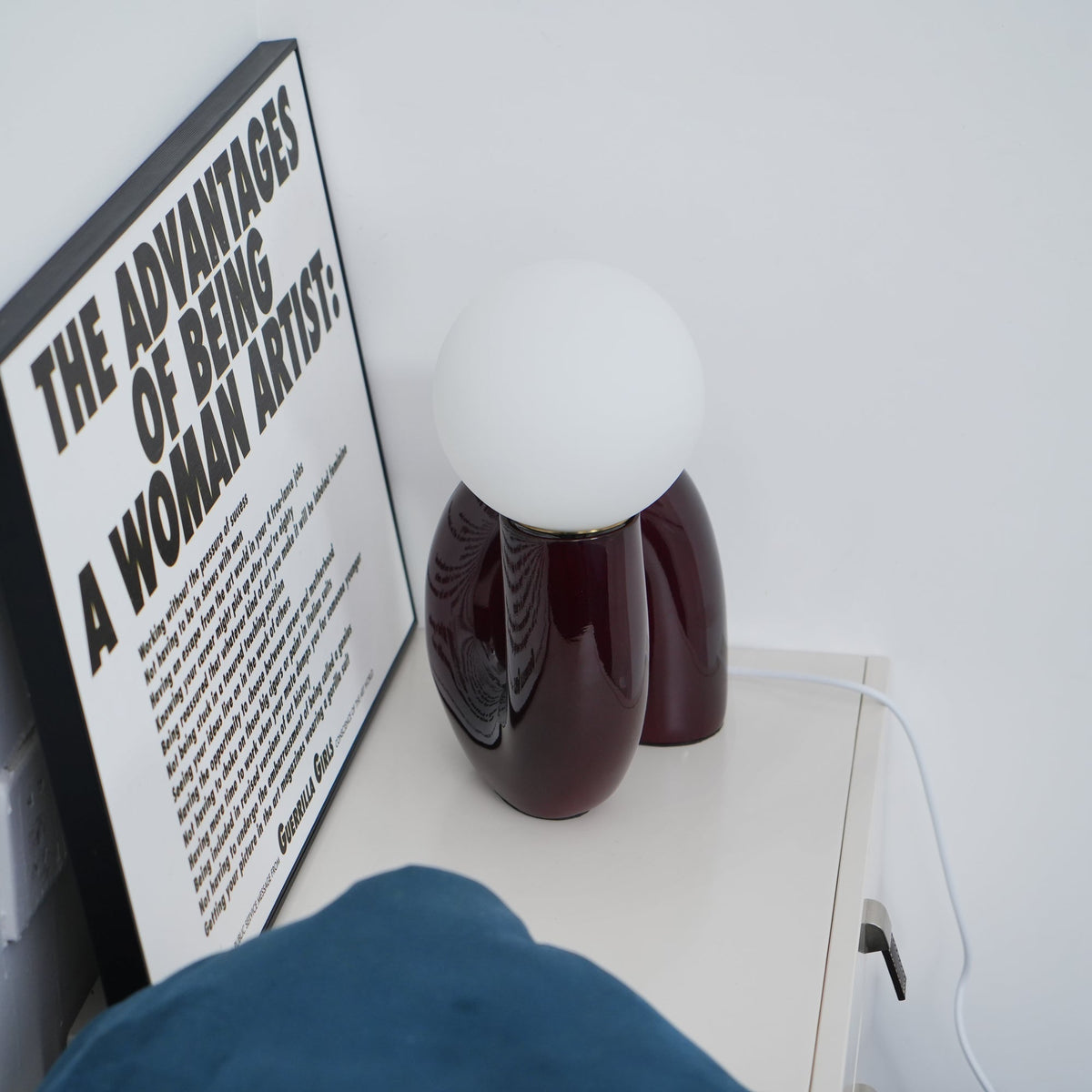 Soreeon lampa lekfull N-form helt vit