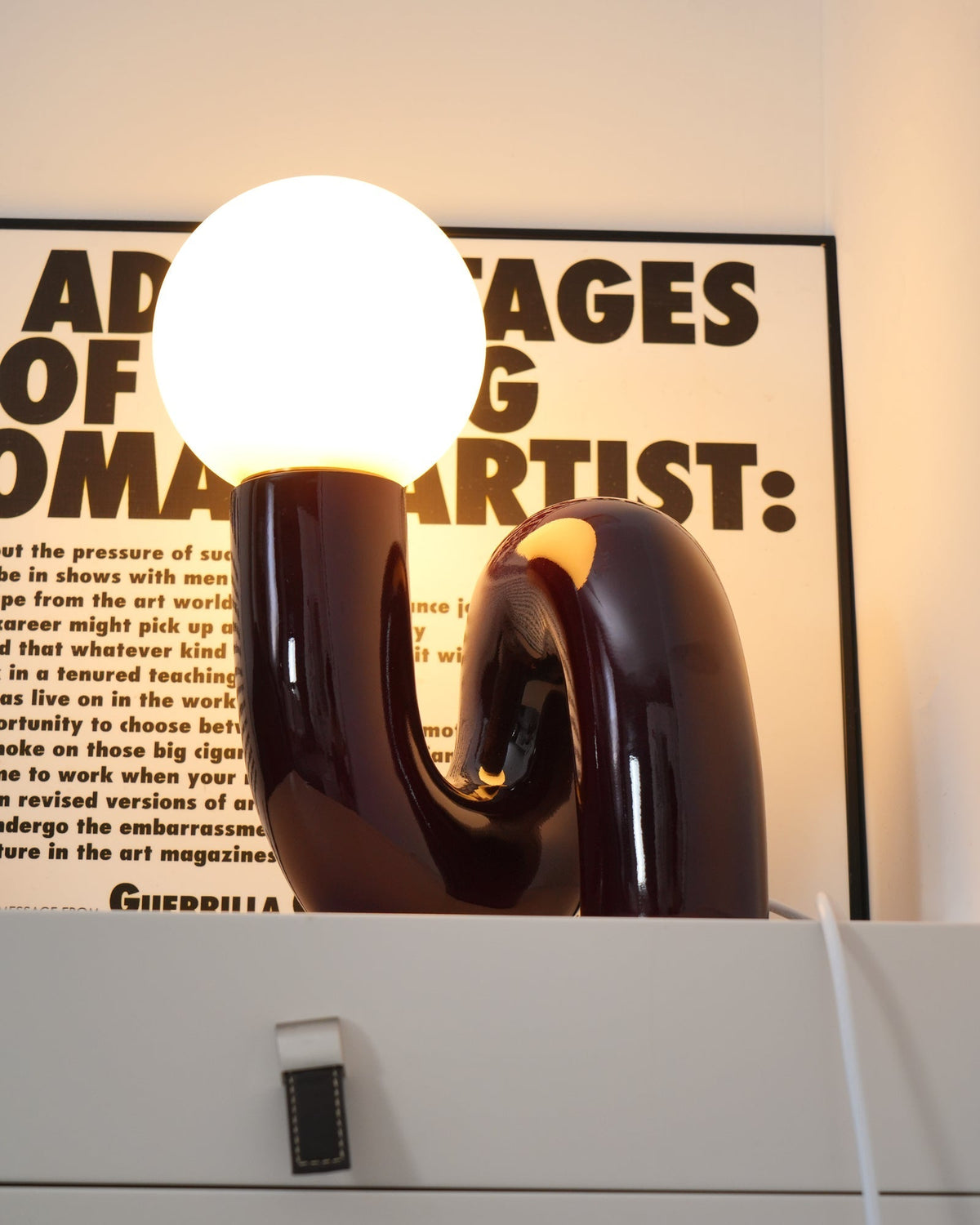 Soreeon lampa lekfull N-form helt vit