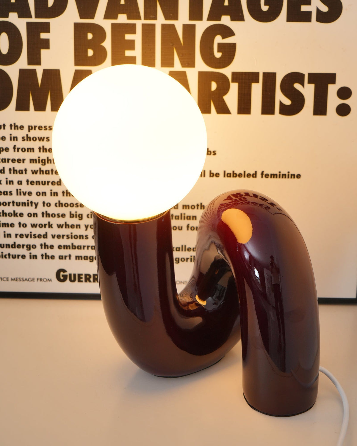 Soreeon lampa lekfull N-form helt vit