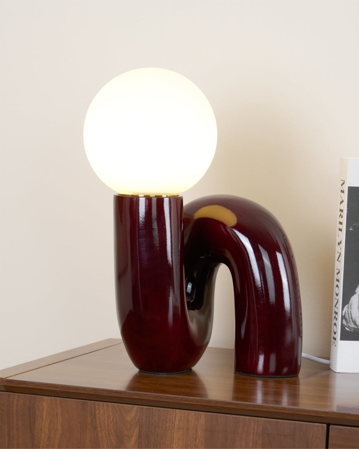 Soreeon lampa lekfull N-form helt vit