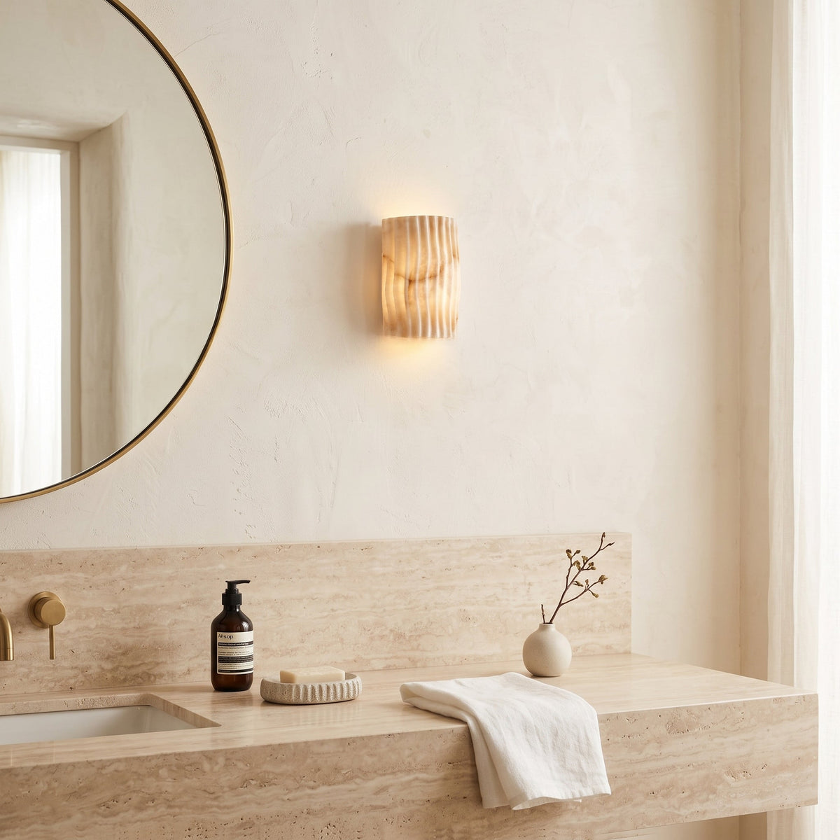 Vägglampa i räfflad alabaster