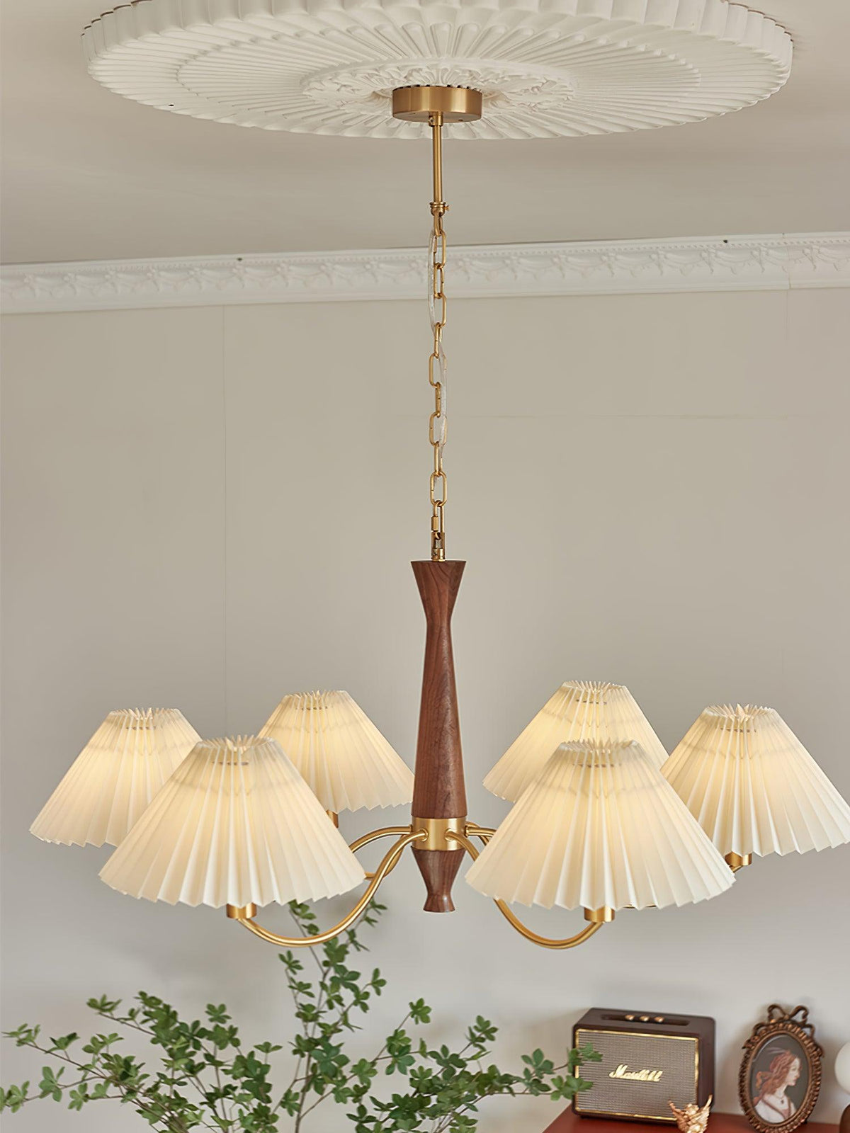 Calivine plisseret lysekrone med hvide lampeskærme i mid-century-stil