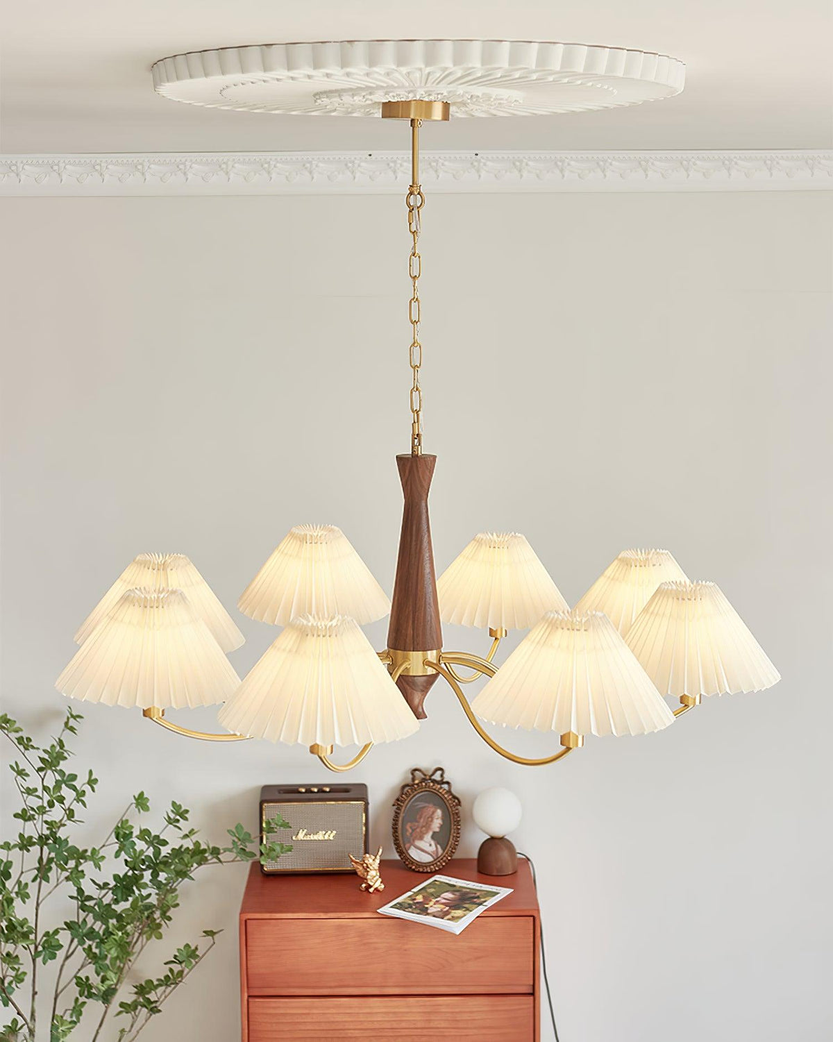 Calivine plisseret lysekrone med hvide lampeskærme i mid-century-stil
