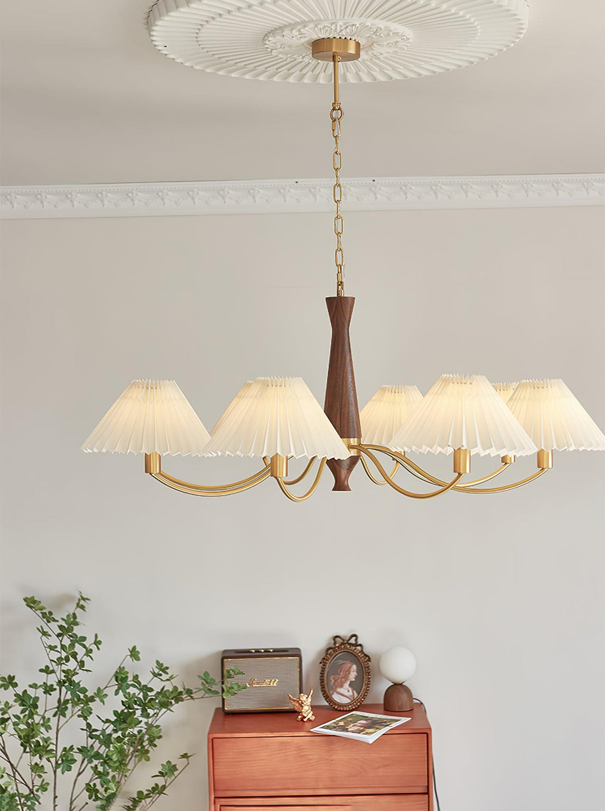 Calivine plisseret lysekrone med hvide lampeskærme i mid-century-stil