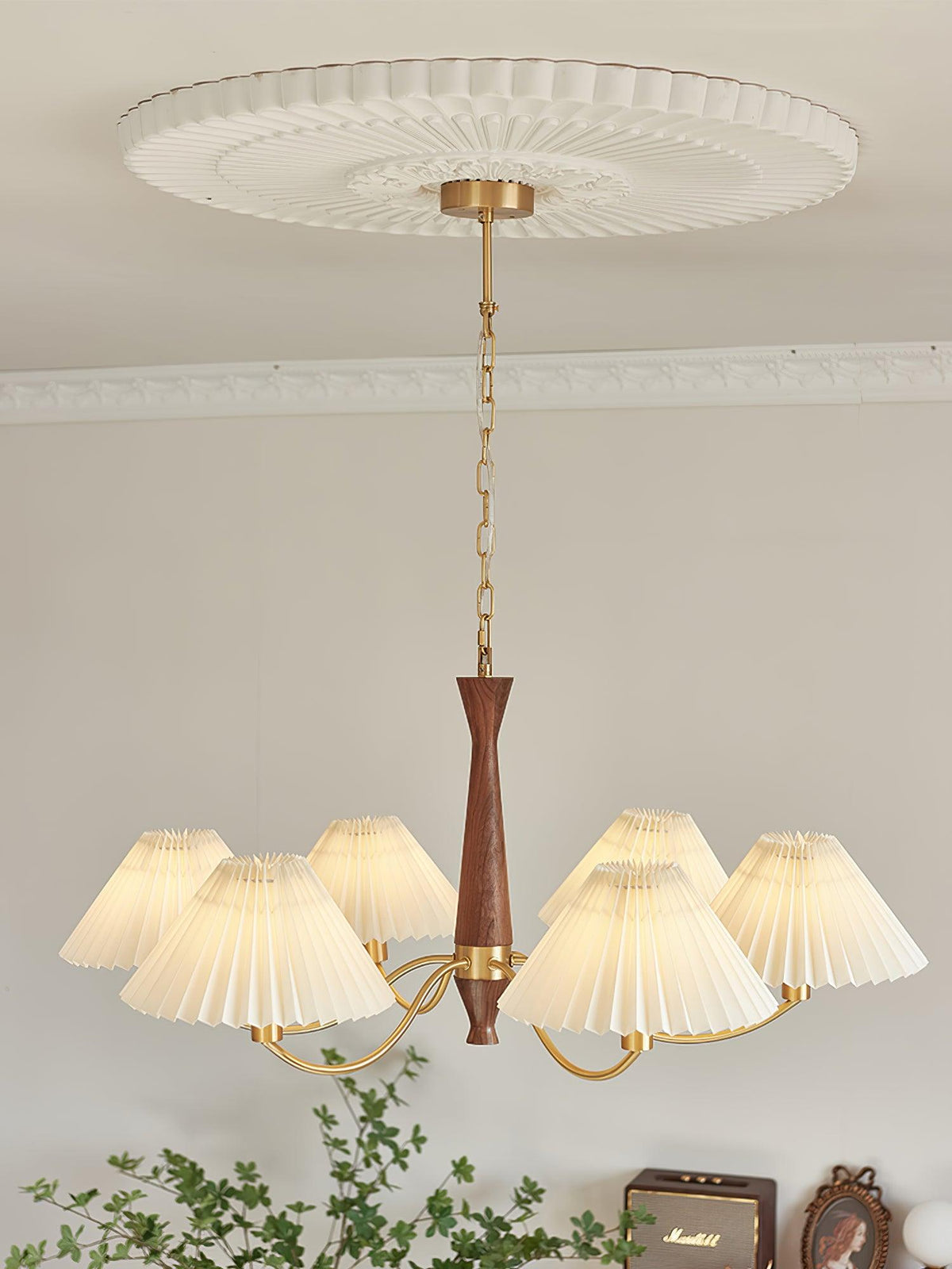 Calivine plisseret lysekrone med hvide lampeskærme i mid-century-stil