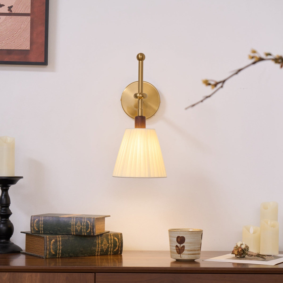 Candeeiro de parede Gairm com tecido plissado e latão