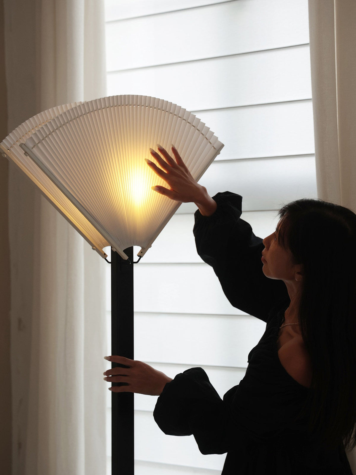 Plisserad golvlampa i solfjäderform