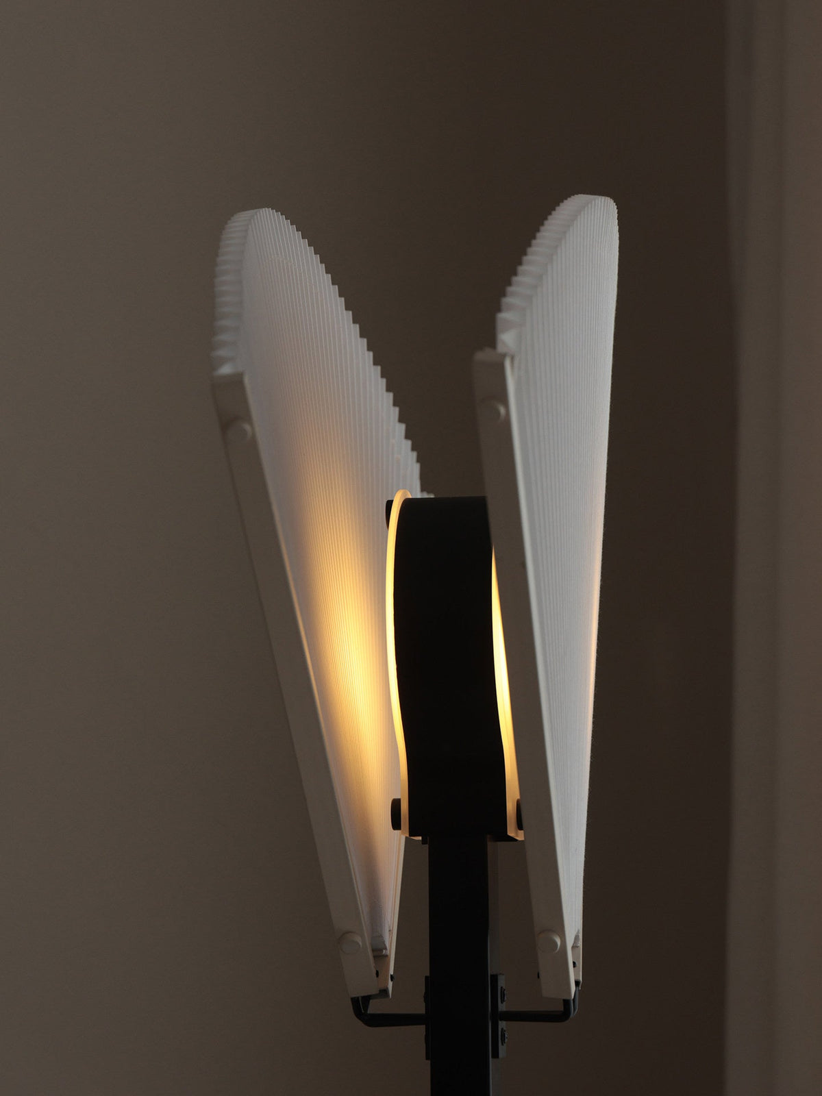 Plisserad golvlampa i solfjäderform