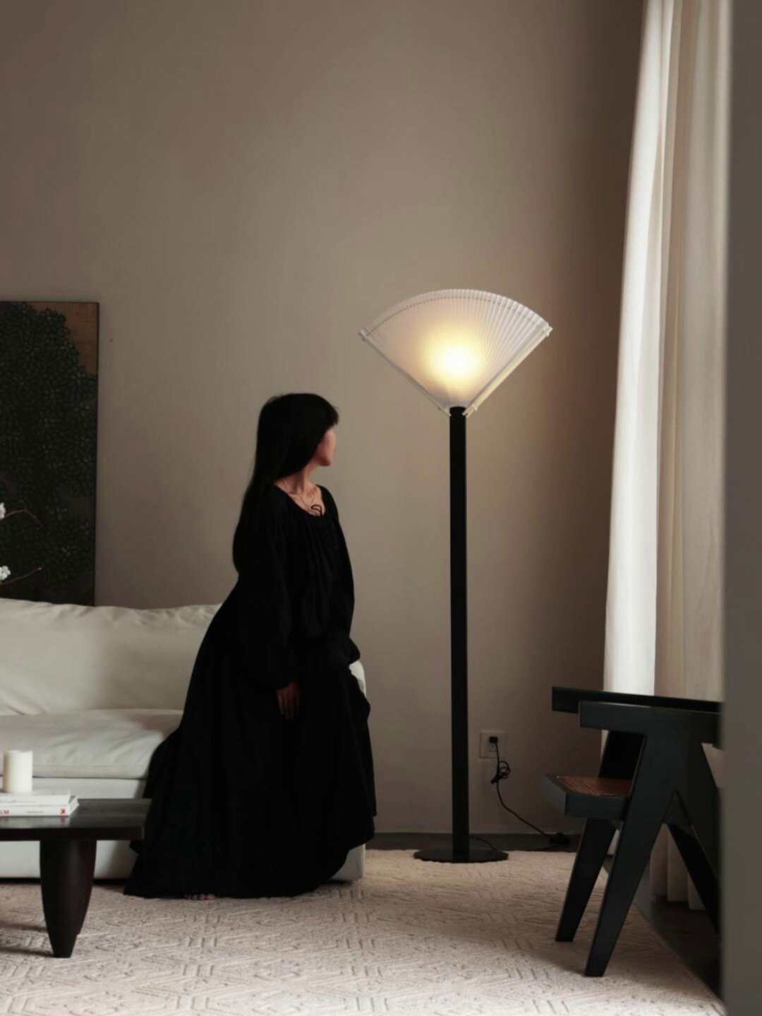 Plisserad golvlampa i solfjäderform