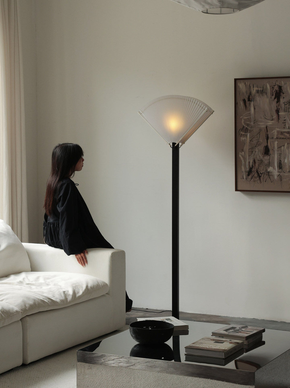 Plisserad golvlampa i solfjäderform