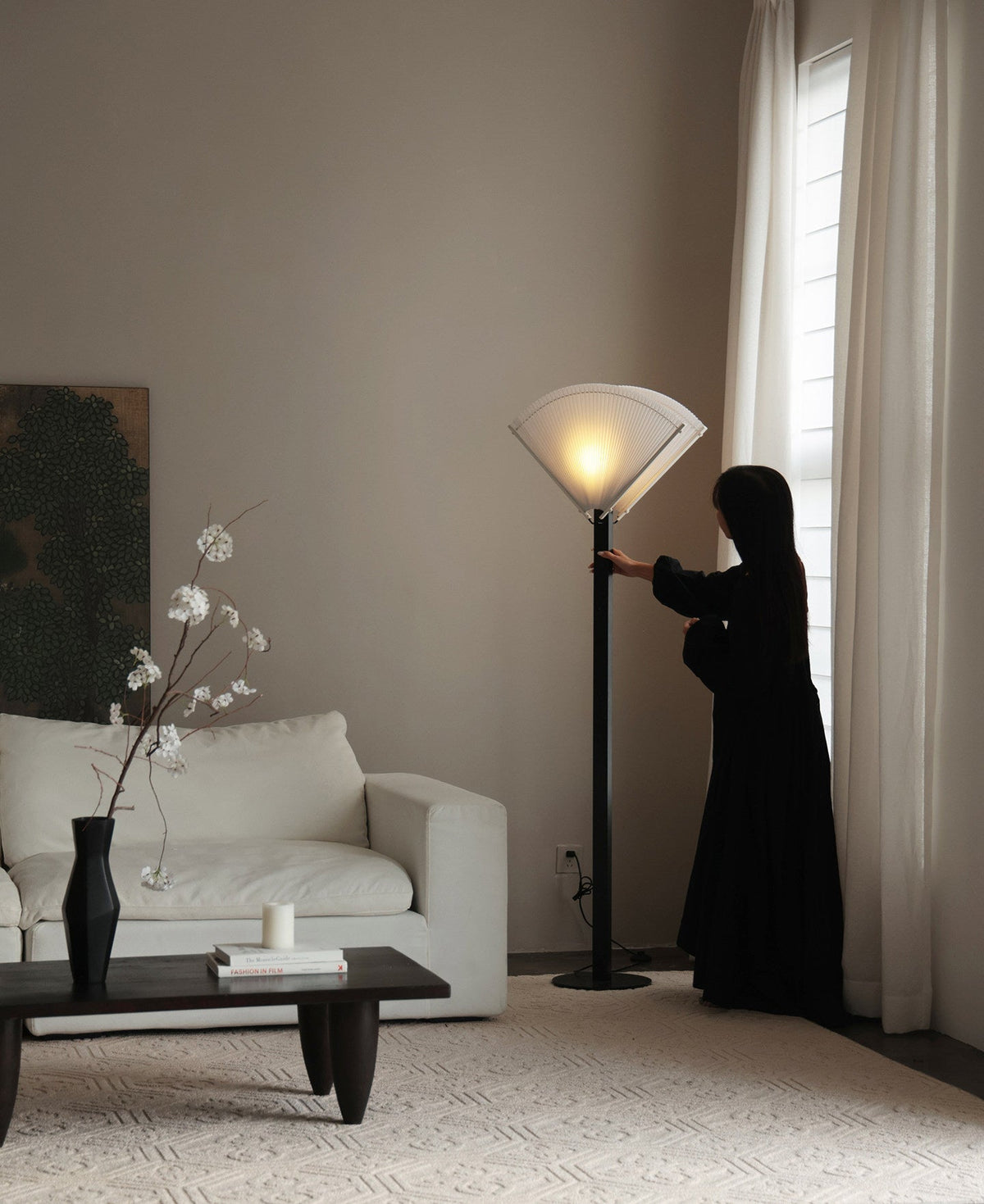 Plisserad golvlampa i solfjäderform