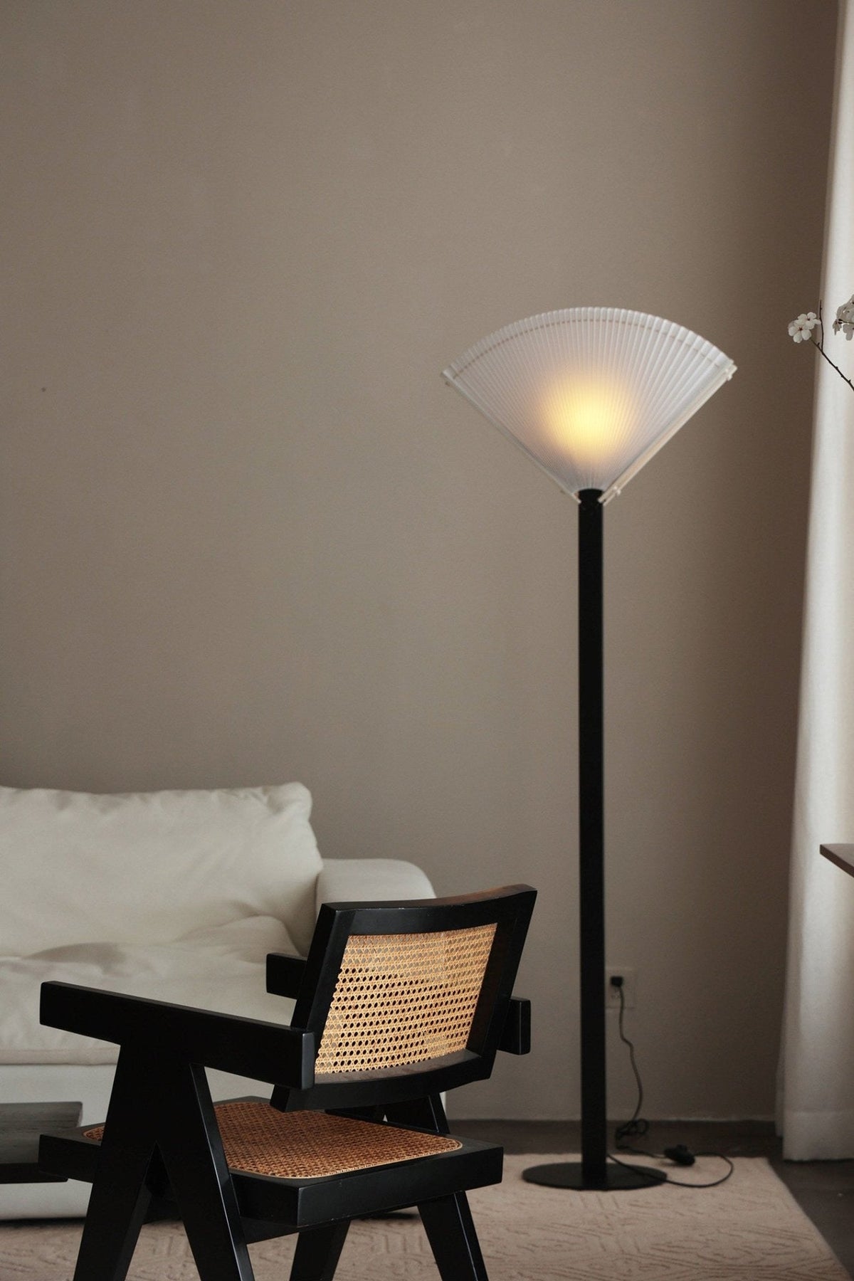 Plisserad golvlampa i solfjäderform