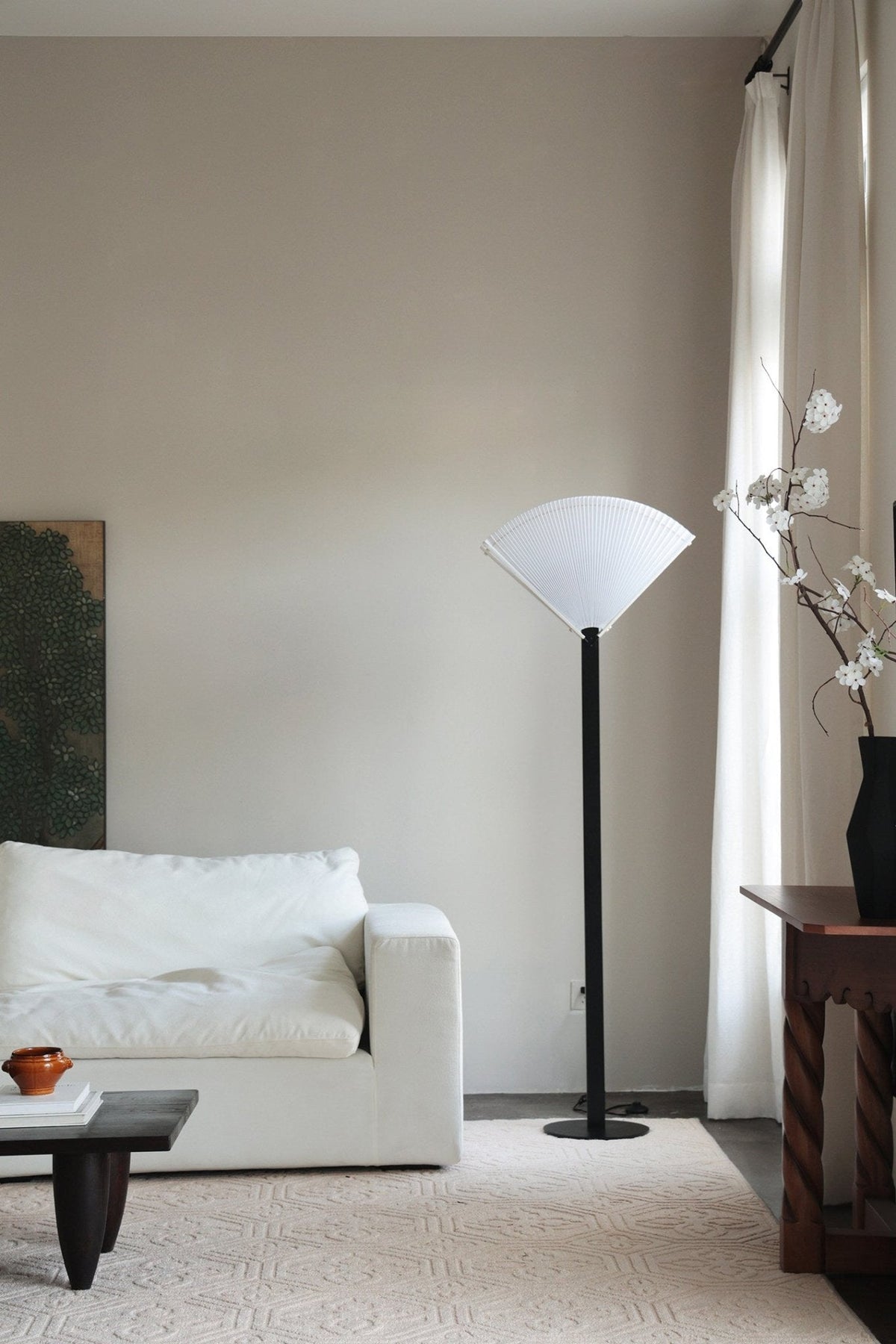 Plisserad golvlampa i solfjäderform