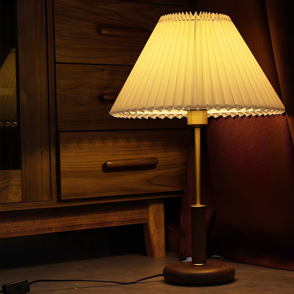 Fiora plisseret bordlampe i valnøddetræ