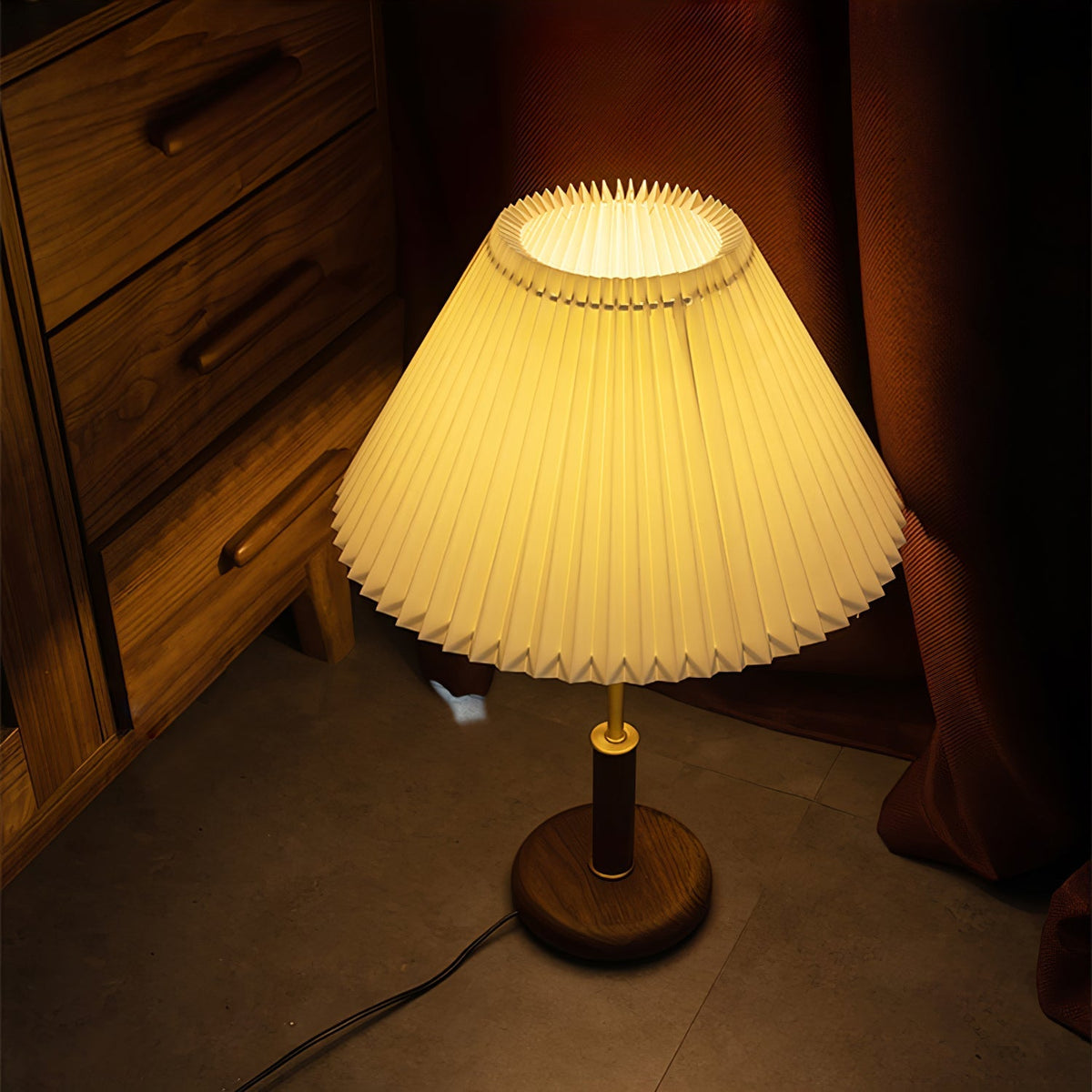 Fiora plisseret bordlampe i valnøddetræ