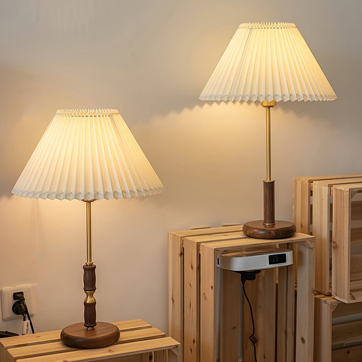 Fiora plisseret bordlampe i valnøddetræ