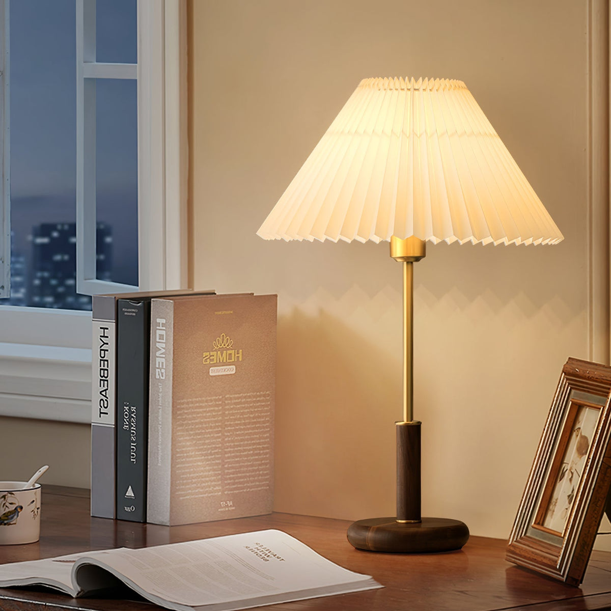Fiora plisseret bordlampe i valnøddetræ