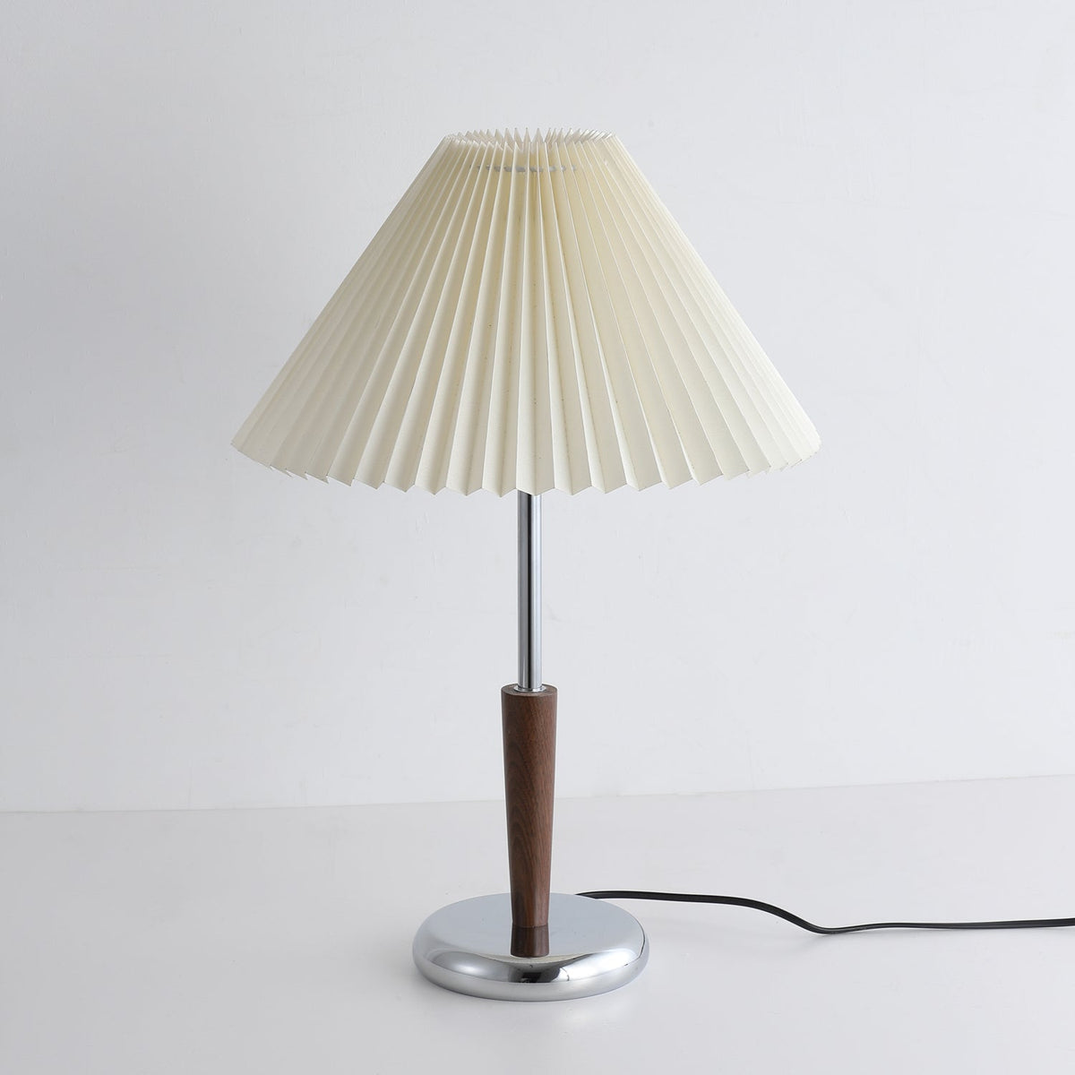 Aiden moderne bordlampe i træ