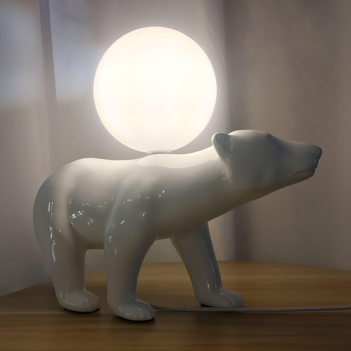 Candeeiro de mesa Bellano em resina extravagante