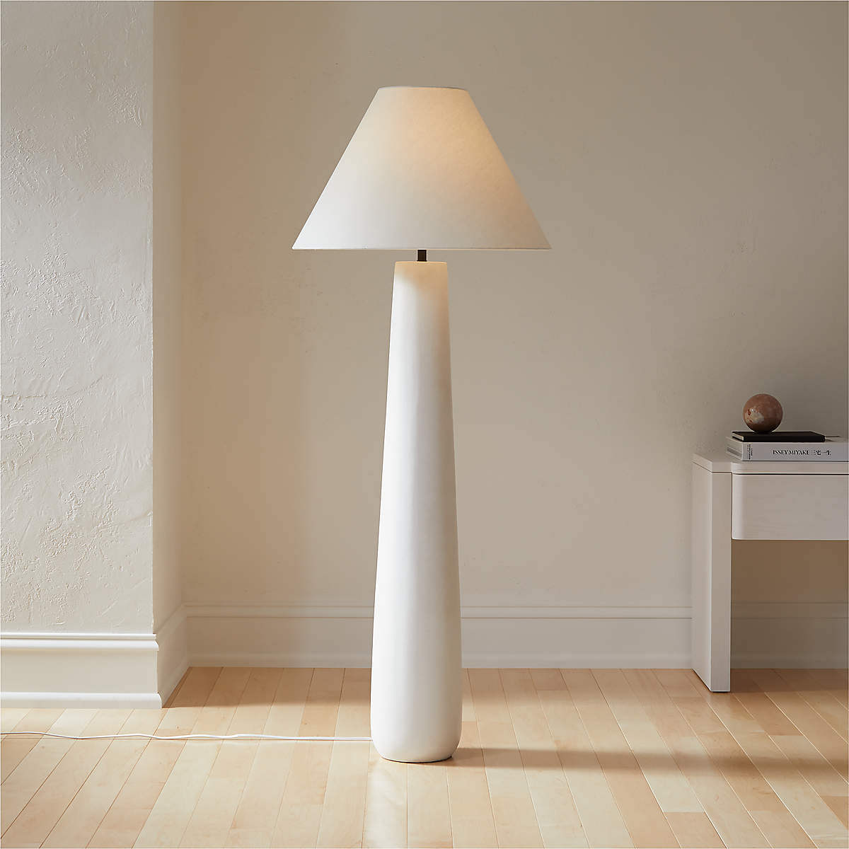 Columnil-hvid gulvlampe
