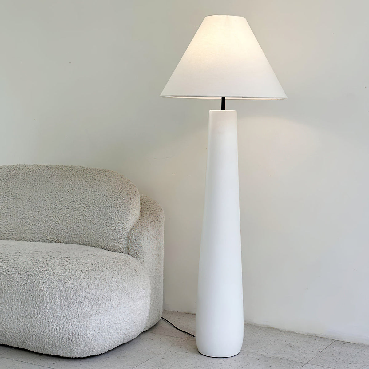 Columnil-hvid gulvlampe