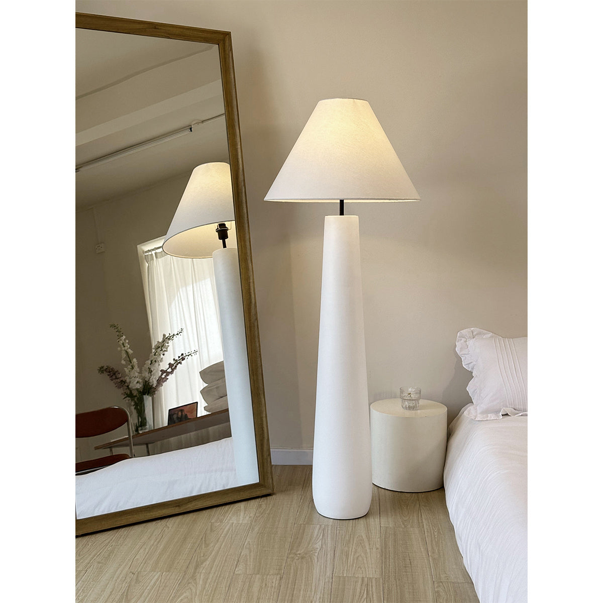 Columnil-hvid gulvlampe