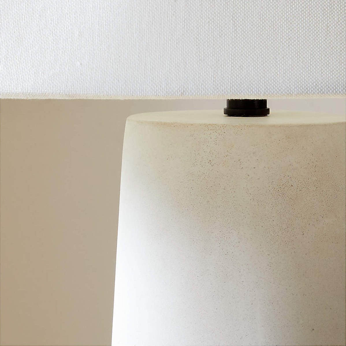 Columnil-hvid gulvlampe