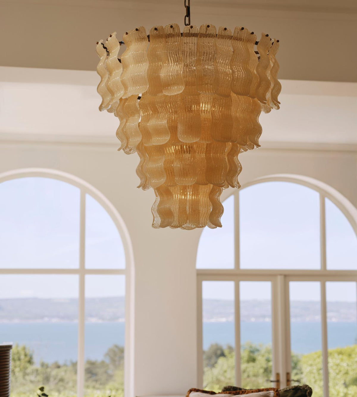 Lustre luxuoso Borzi em vidro amarelo com folhas