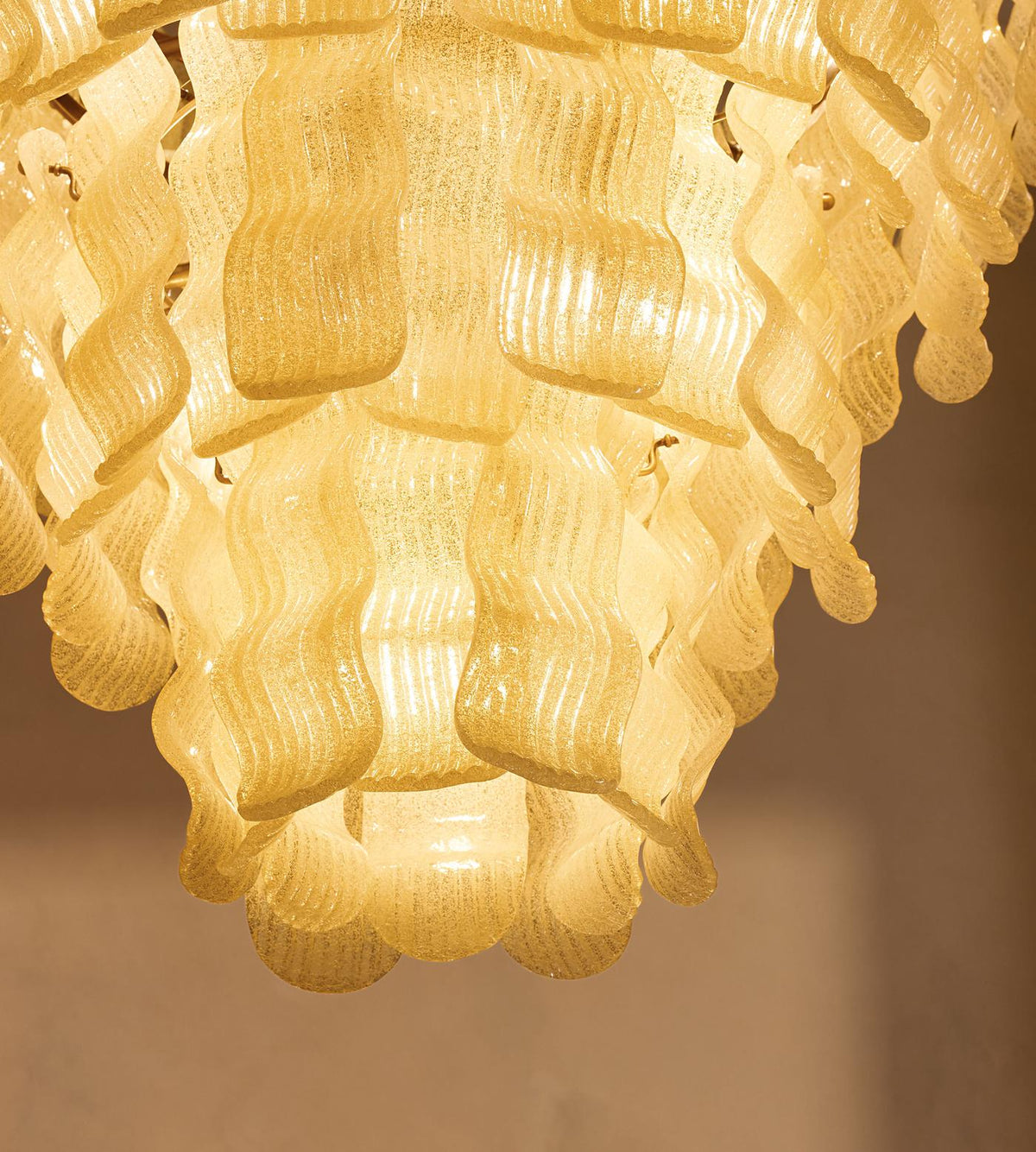 Lustre luxuoso Borzi em vidro amarelo com folhas