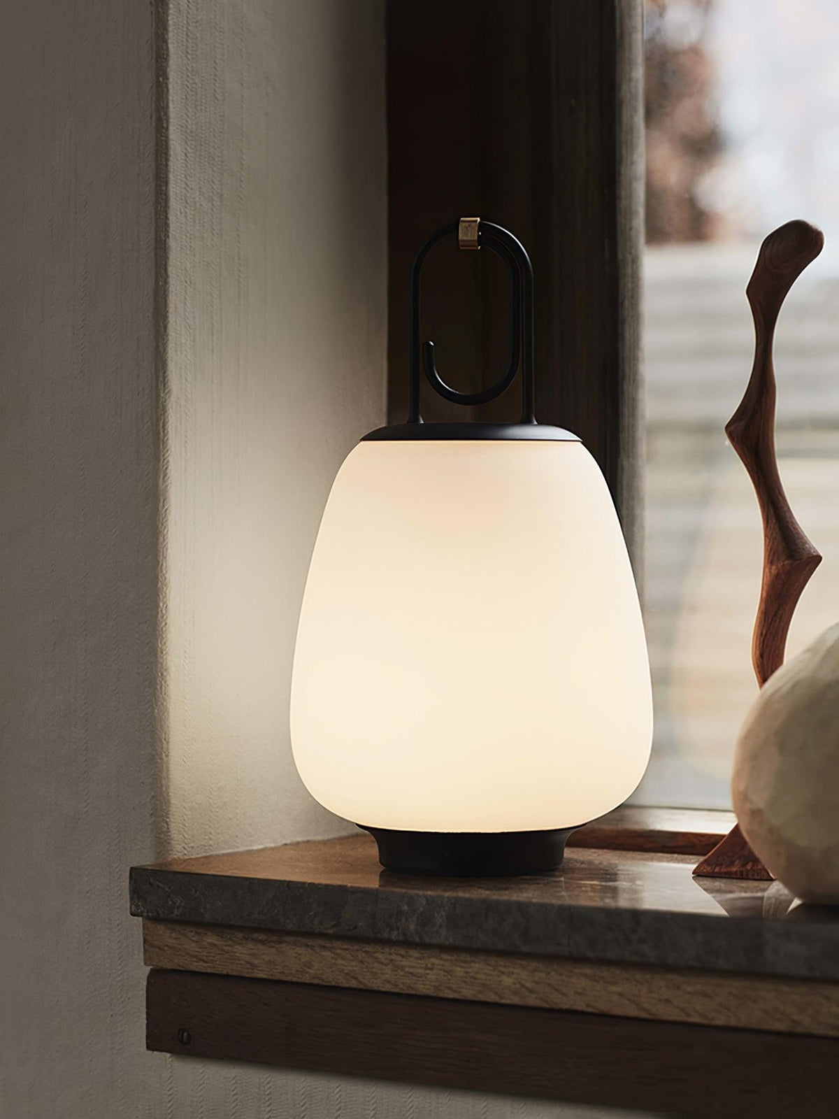 Samtida bordslampa i glas från Olloril