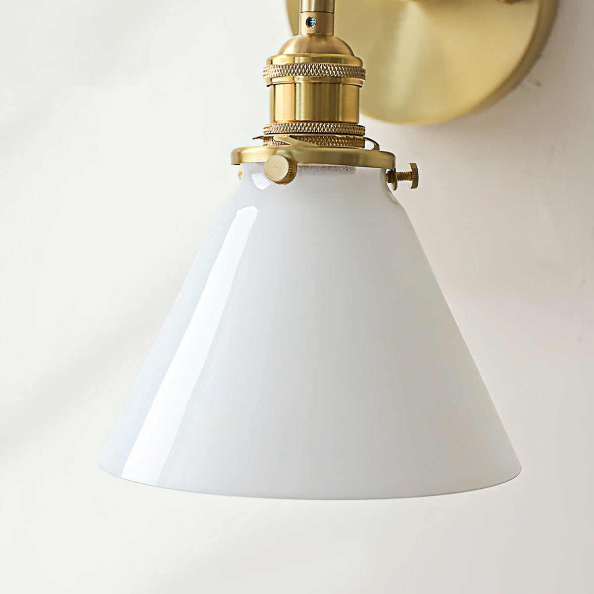 Viraorine vägglampa